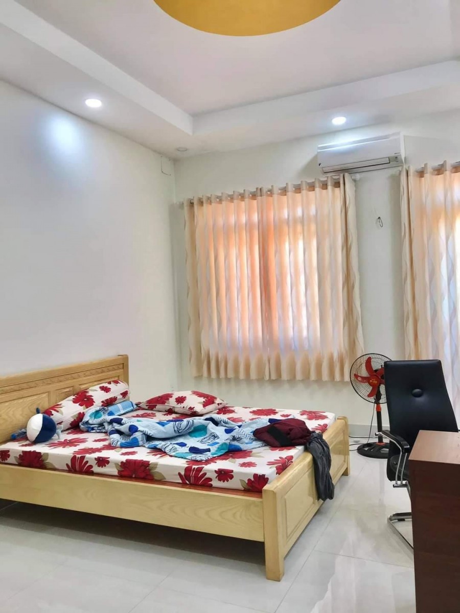 Bán gấp nhà mặt tiền đường 475, trung tâm quận 9, cực kỳ sầm uất và đầy đủ tiện ích, 130m2, 3 tầng, 4PN + 3WC.
