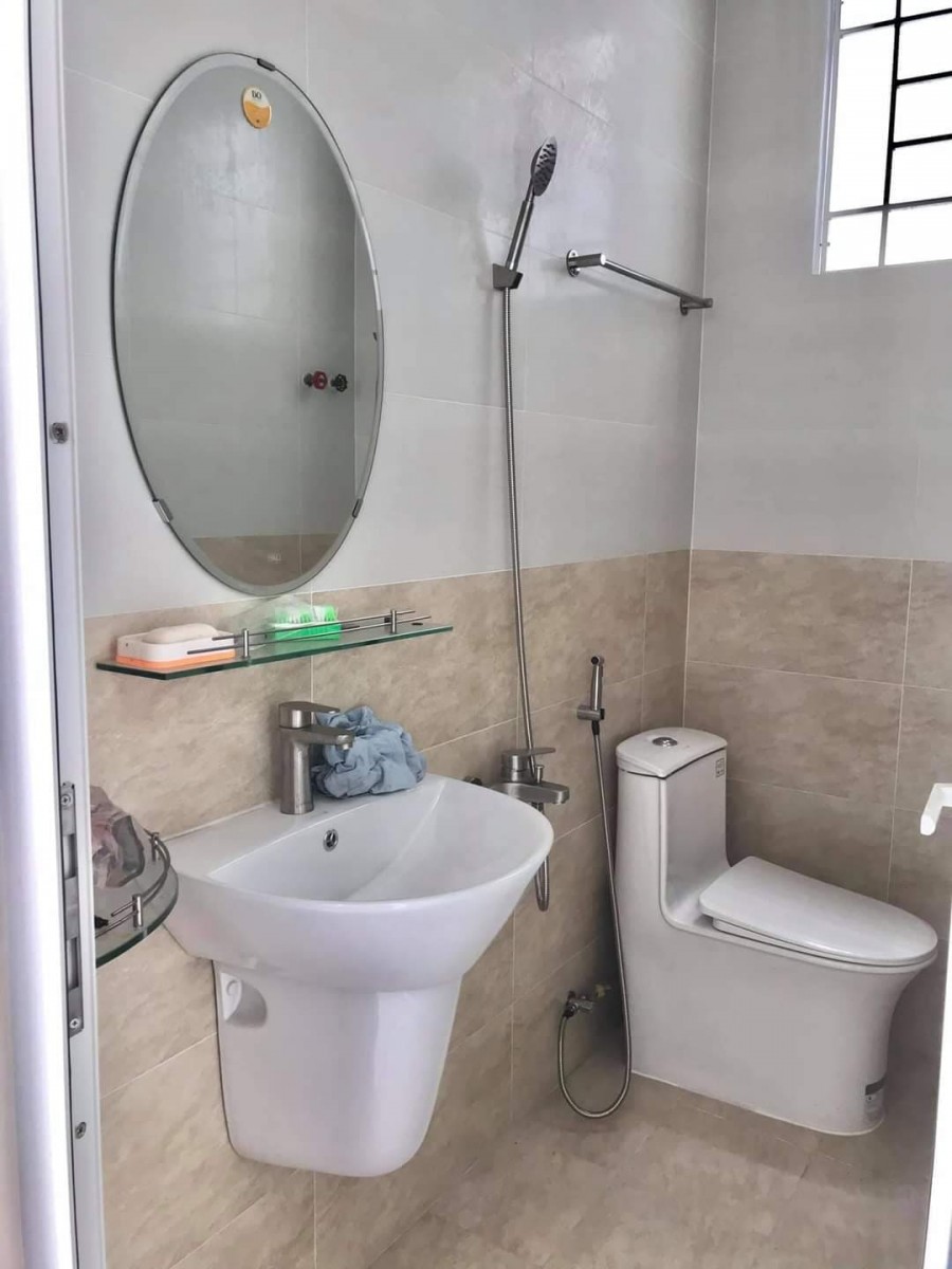 Bán gấp nhà mặt tiền đường 475, trung tâm quận 9, cực kỳ sầm uất và đầy đủ tiện ích, 130m2, 3 tầng, 4PN + 3WC.