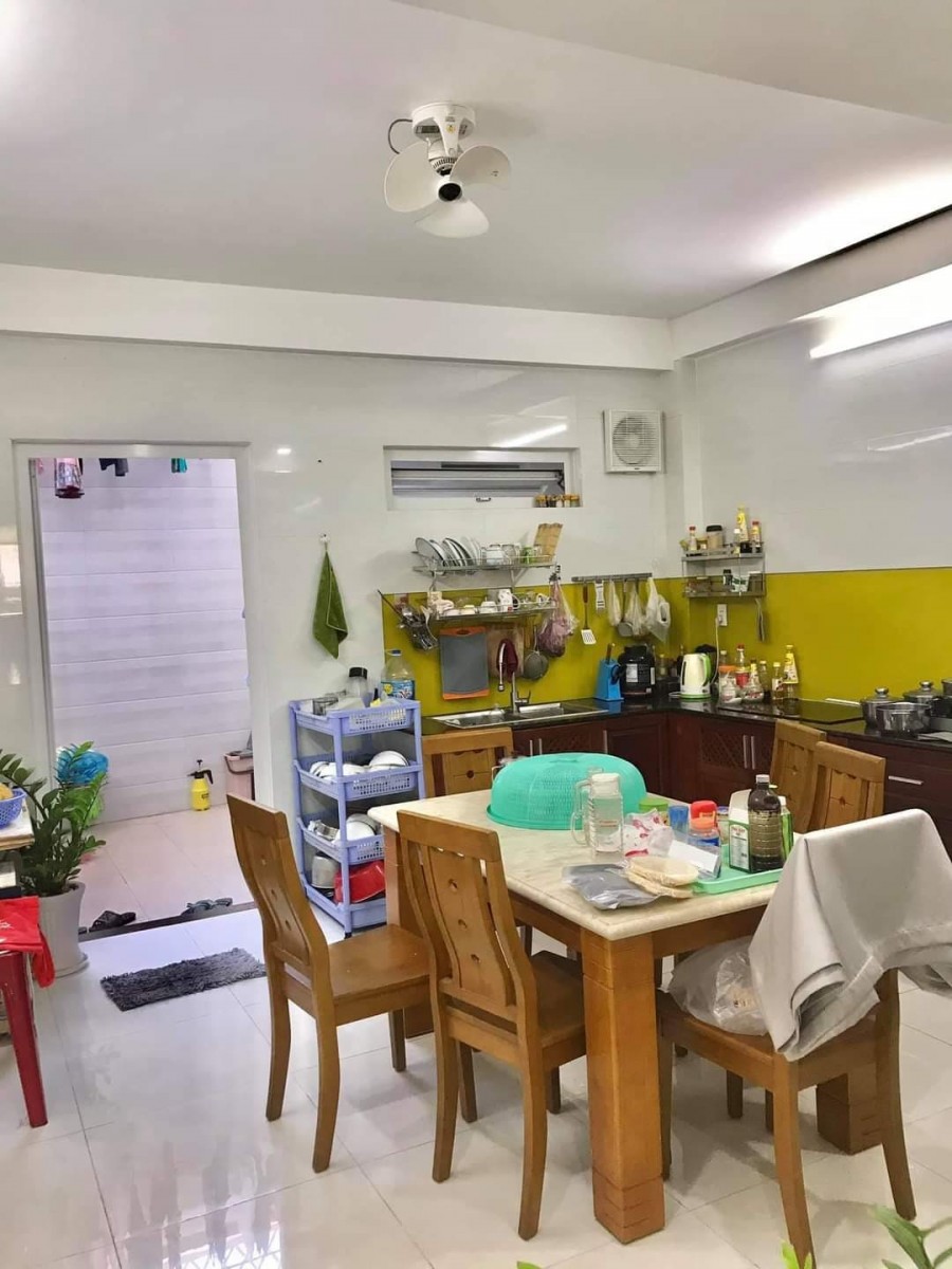 Bán gấp nhà mặt tiền đường 475, trung tâm quận 9, cực kỳ sầm uất và đầy đủ tiện ích, 130m2, 3 tầng, 4PN + 3WC.