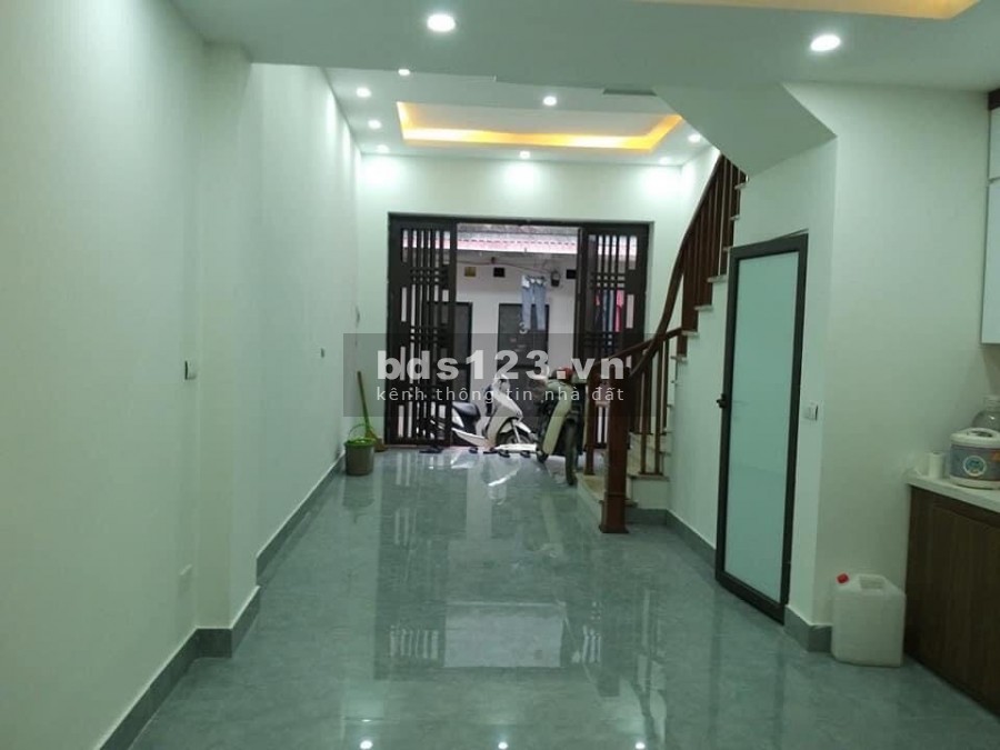 Bán nhà Định Công Thượng, 30m, 2 xe máy đua, giá 3.1 tỷ