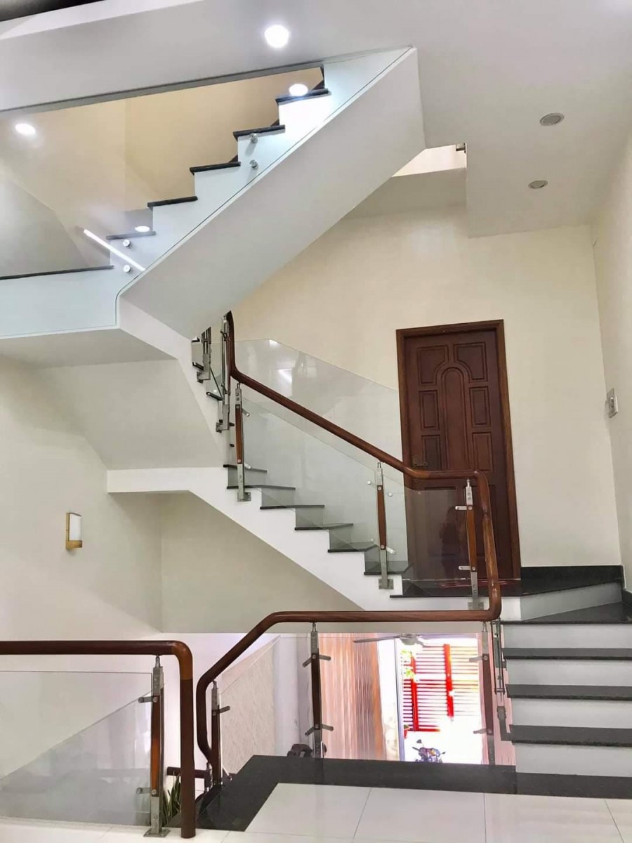 Bán gấp nhà mặt tiền đường 475, trung tâm quận 9, cực kỳ sầm uất và đầy đủ tiện ích, 130m2, 3 tầng, 4PN + 3WC.