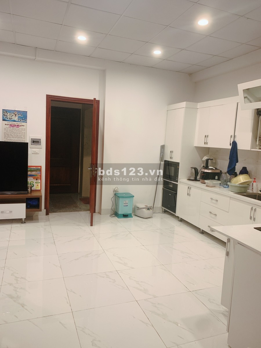Bán nhà cao tầng mặt đường khu vực hồ tây
