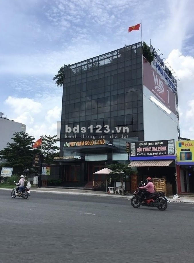 Nhà Mặt Tiền, Đường Song Hành dân cư đông đúc