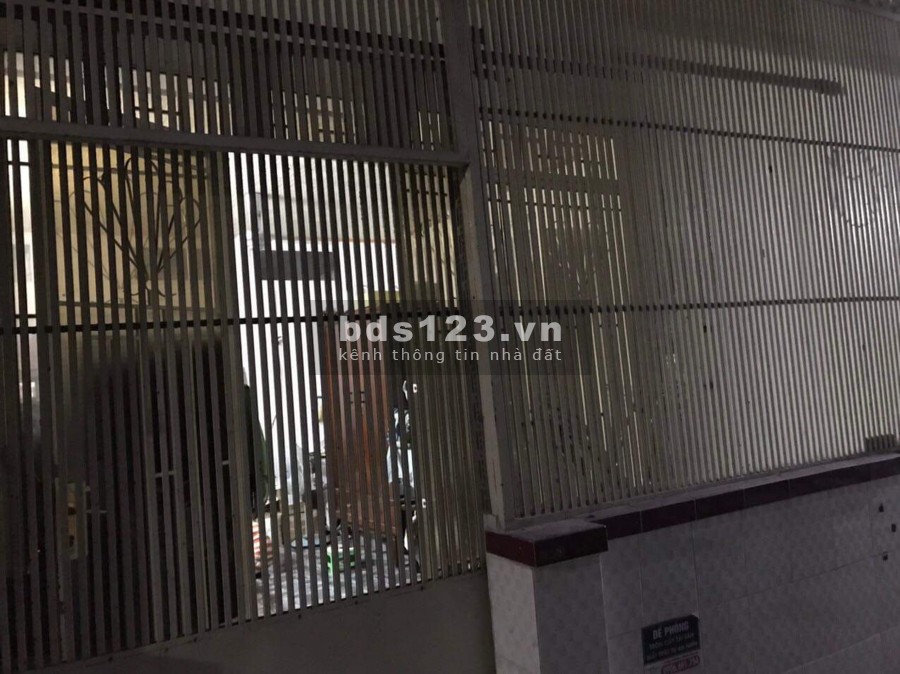 Bán Nhà Đẹp Phố Lạc Long Quân, Hẻm xe hơi, Hai mặt tiền trước sau, 48m2, giá 4.65 tỷ có thương lượng.