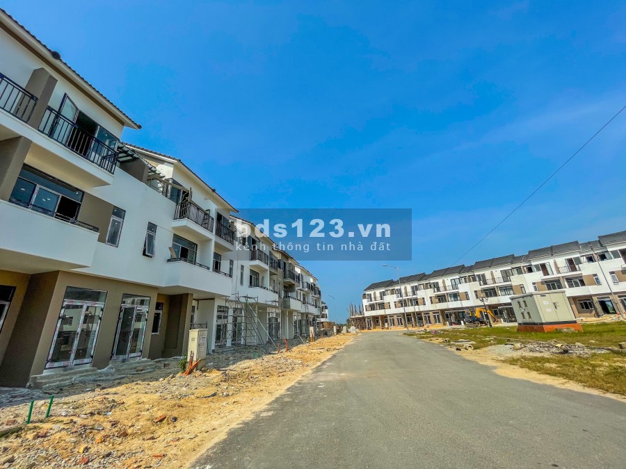  Bán gấp nhà 3 tầng gần Bệnh viện chứng thương chỉnh hình (100 Phạm Văn Đồng) .