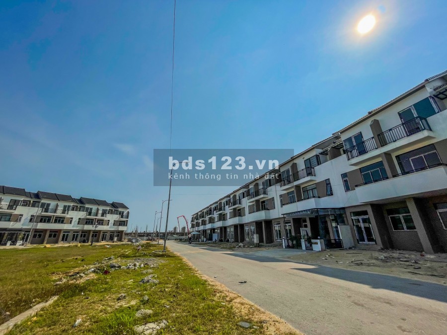  Bán gấp nhà 3 tầng gần Bệnh viện chứng thương chỉnh hình (100 Phạm Văn Đồng) .