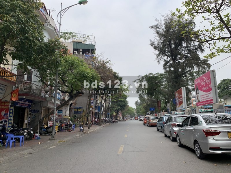 Cần bán căn nhà 55m2, mặt đường Nguyễn Văn Hưởng, Giang Biên, kinh doanh được.