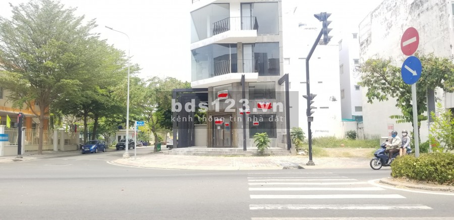 Cho thuê mặt bằng 2 mặt tiền đường Hoàng Quốc Việt. Quận 7