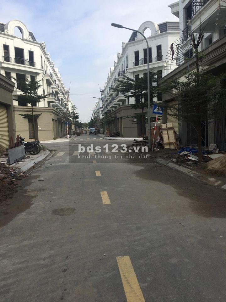 Bán nhà 5 tầng lô góc trục chính Ngô Xuân Quảng- Trâu Quỳ, đường 30m kinh doanh cực tốt