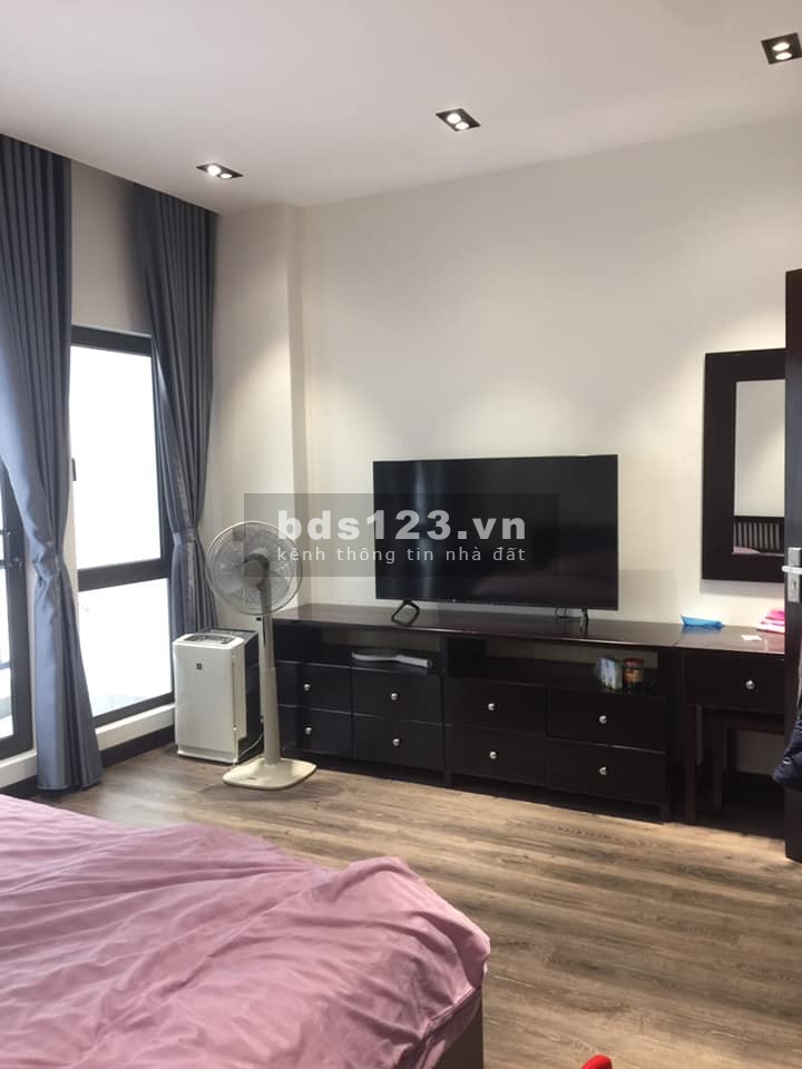 Bán nhà Ngọc Lâm, Long Biên, 50m2 5 tầng, ô tô vào nhà, gần mặt phố chỉ hơn 5 tỷ