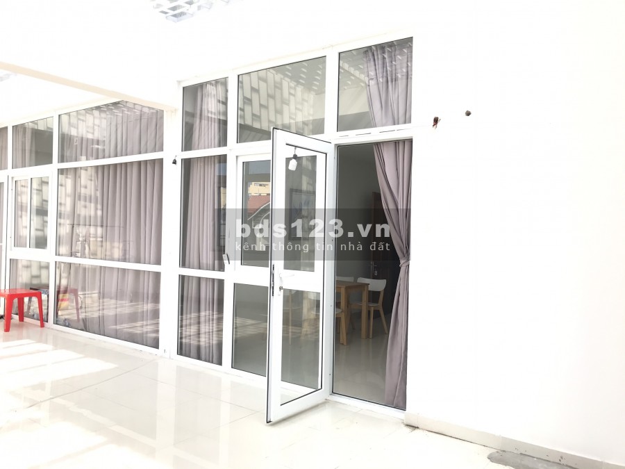 Cho thuê căn hộ 1 phòng ngủ có ban công đủ nội thất quận Tân Bình gần sân bay