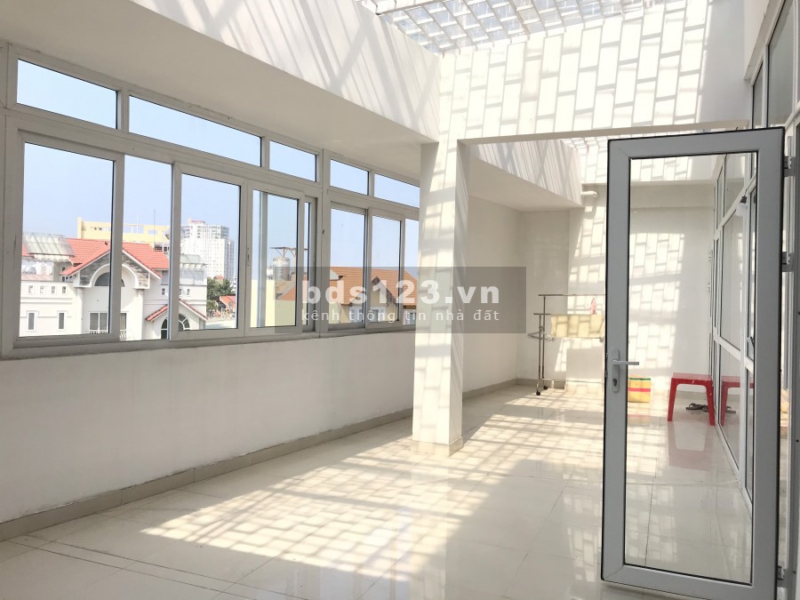 Cho thuê căn hộ 1 phòng ngủ có ban công đủ nội thất quận Tân Bình gần sân bay