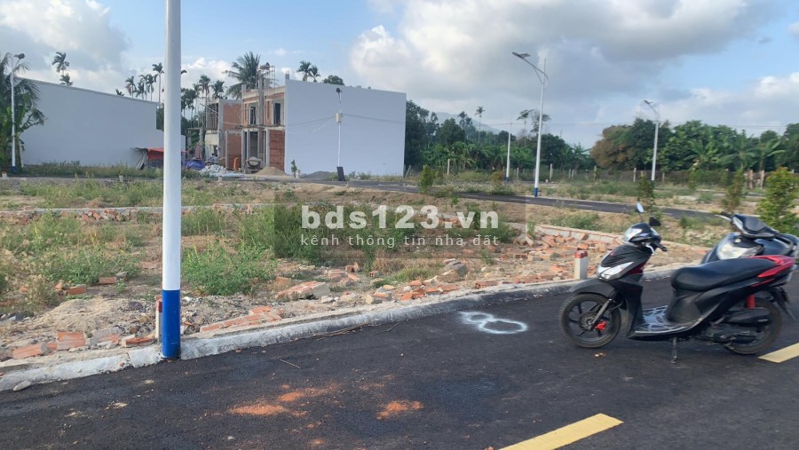 ĐẤT DIÊN AN BAO ĐẸP GIÁ CỰC TỐT. TIỆN ĐẦU TƯ HOẶC AN CƯ. ĐƯỜNG NHỰA 5M, CÓ VỈA HÈ. GIÁ 700 TRIỆU