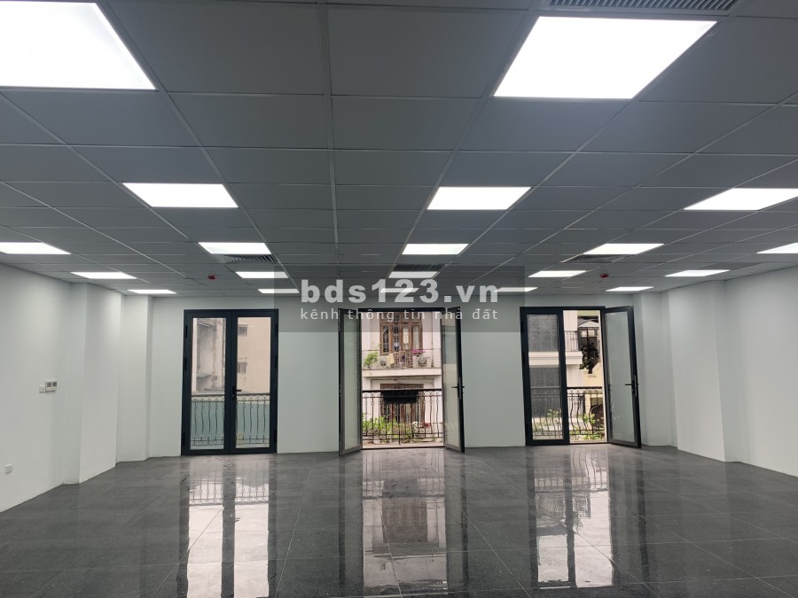 Văn phòng 60m2 tại đường Trần Xuân Soạn, Phường Ngô Thì Nhậm, có thang máy và hầm để xe rộng