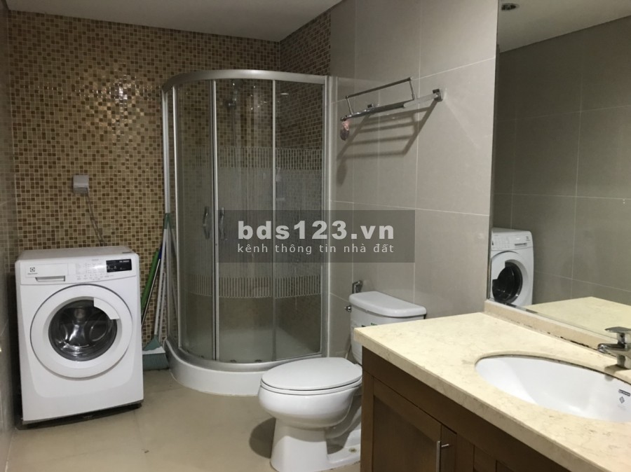 Cho thuê chung cư Royal City R4b Nguyễn Trãi 3 ngủ full 19 triệu bao phí quản lý. Lh 0377983070