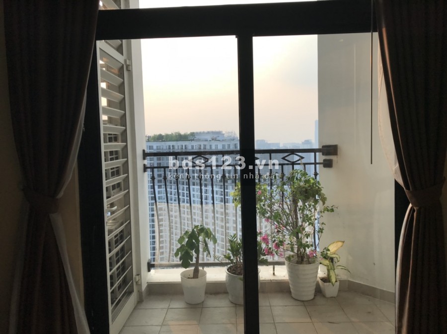 Cho thuê chung cư Royal City R4b Nguyễn Trãi 3 ngủ full 19 triệu bao phí quản lý. Lh 0377983070