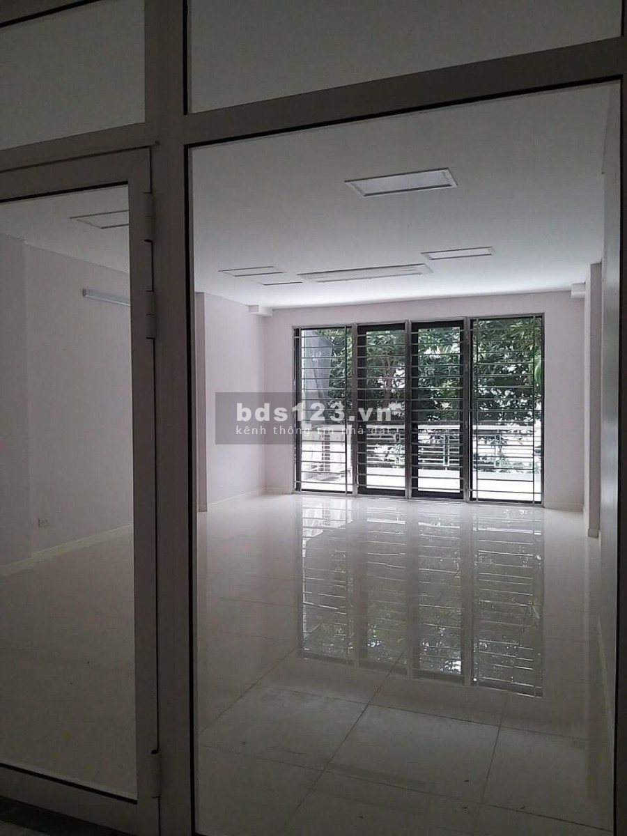Cho thuê nhà KĐT Nghĩa Đô Hoàng Quốc Việt, 5 tầng, thang máy
