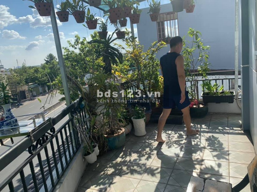 Bán nhà mặt tiền Phạm Văn Đồng, 3 lầu lô góc giá tốt. 100 m2. 23 tỷ. Nhà nở hậu.