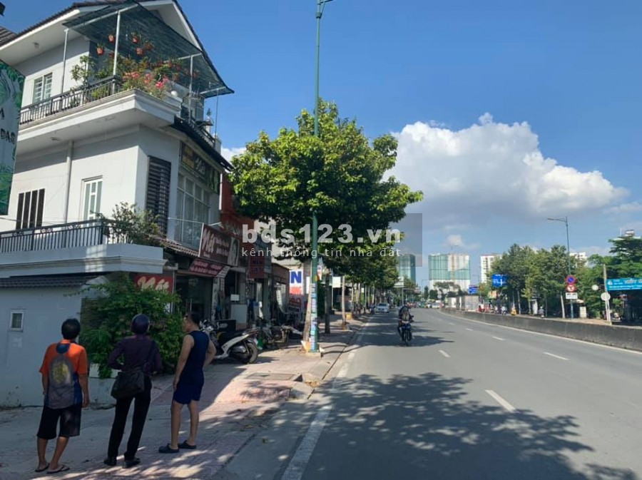 Bán nhà mặt tiền Phạm Văn Đồng, 3 lầu lô góc giá tốt. 100 m2. 23 tỷ. Nhà nở hậu.