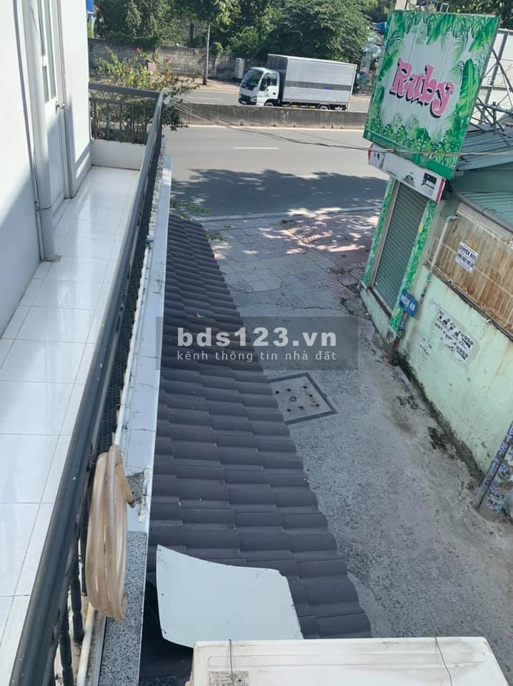 Bán nhà mặt tiền Phạm Văn Đồng, 3 lầu lô góc giá tốt. 100 m2. 23 tỷ. Nhà nở hậu.