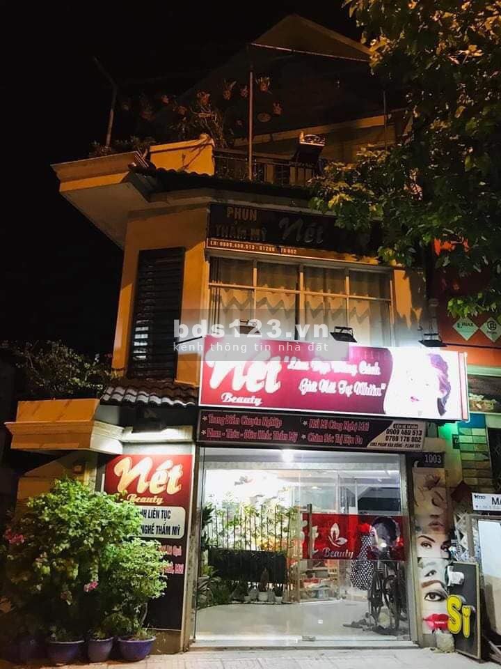 Bán nhà mặt tiền Phạm Văn Đồng, 3 lầu lô góc giá tốt. 100 m2. 23 tỷ. Nhà nở hậu.