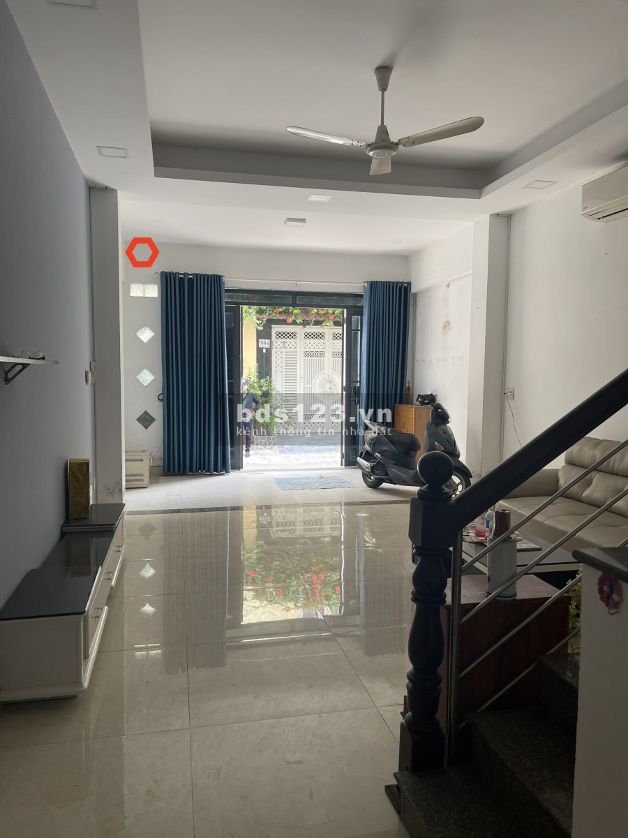 CHDV Bùi Đình Tuý 4.5x18m Trệt, 3lầu. 5pn, 4wc. NT cơ bản.