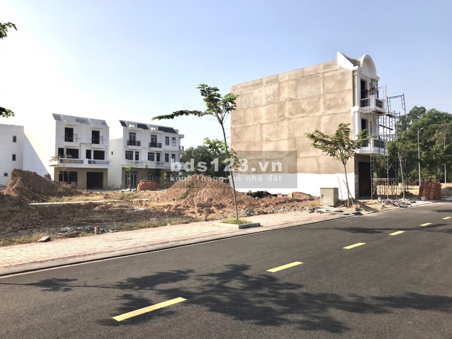10x11,6m, Mặt tiền đường nhựa 15m thông thẳng ra Khu CN VSIP II, gần TTTM Thế Kỷ TP Mới Bình Dương