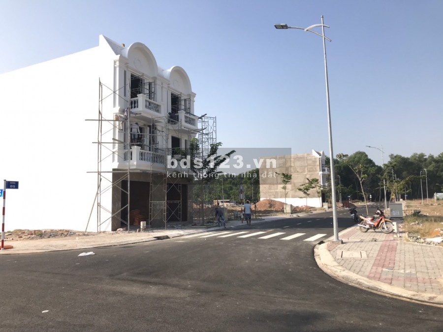 10x11,6m, Mặt tiền đường nhựa 15m thông thẳng ra Khu CN VSIP II, gần TTTM Thế Kỷ TP Mới Bình Dương