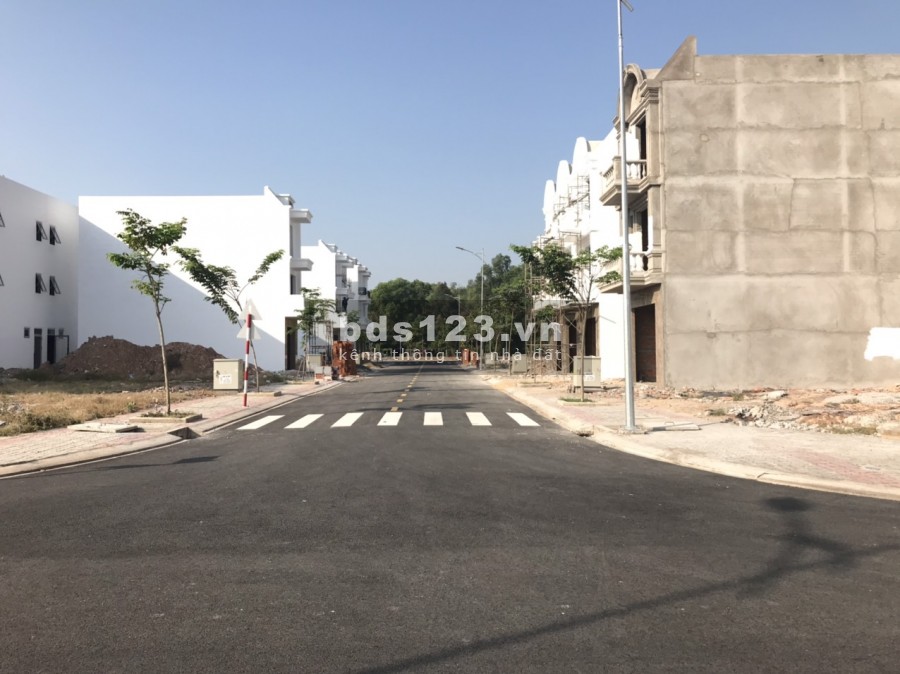 10x11,6m, Mặt tiền đường nhựa 15m thông thẳng ra Khu CN VSIP II, gần TTTM Thế Kỷ TP Mới Bình Dương