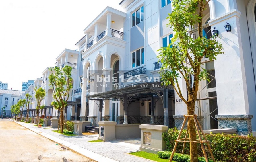 Nhà 3 tầng hoàn thiện mặt ngoài tại khu B Royal Park. 2 mặt tiền đường lớn đối diện hồ cá koi
