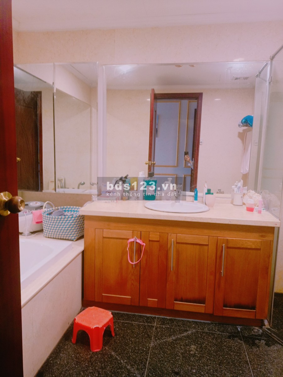 Bán nhanh căn hộ 114m2 tòa R1 tầng trung chung cư Royal City,giá 4 tỷ-Lh 0343951063