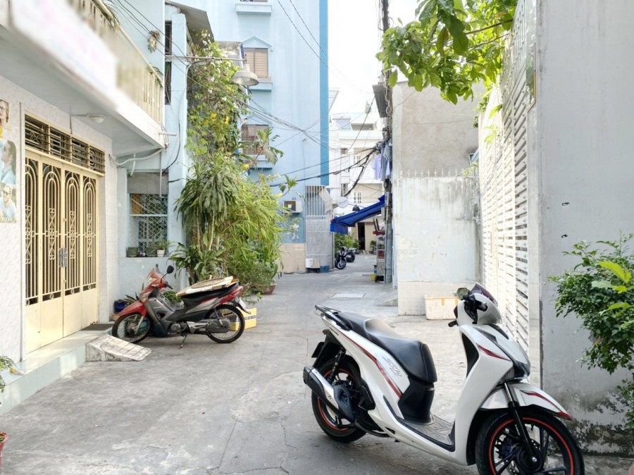 Nhà 2 lầu, sân thượng, gần mặt tiền đường 3 tháng 2 P11 Q10