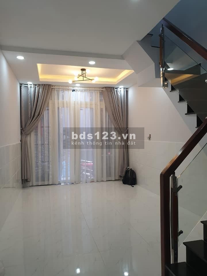 Bán nhà 4 tỷ 4 Đường Cách Mạng Tháng 8, đối diện CV Lê Thị Riêng