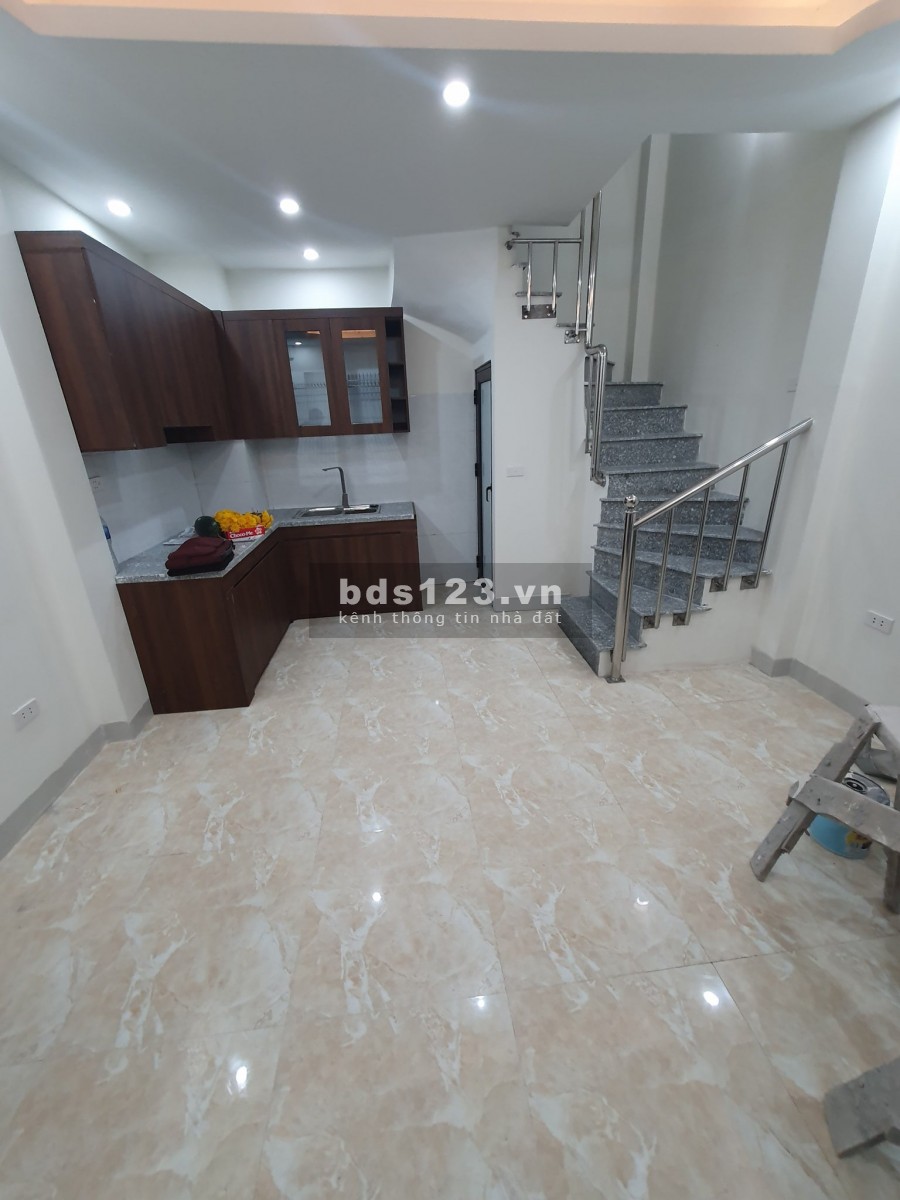 Siêu rẻ. Nhỉnh 2 tỷ nhà trung tâm Đống Đa 5 Tầng mt 5m.Ngõ thông. 50m ra phố chính