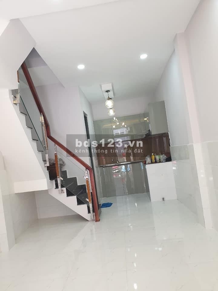 Bán nhà 4 tỷ 4 Đường Cách Mạng Tháng 8, đối diện CV Lê Thị Riêng