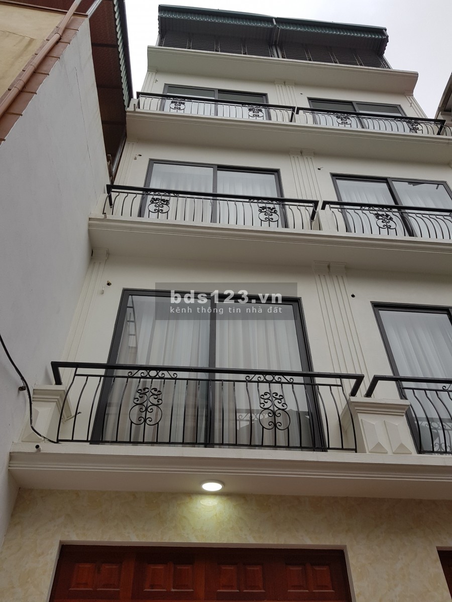 BÁN NHÀ PHỐ CHU HUY MÂN 52M x 5 TẦNG CÓ SÂN ĐỂ XE, TRƯỚC NHÀ THOÁNG