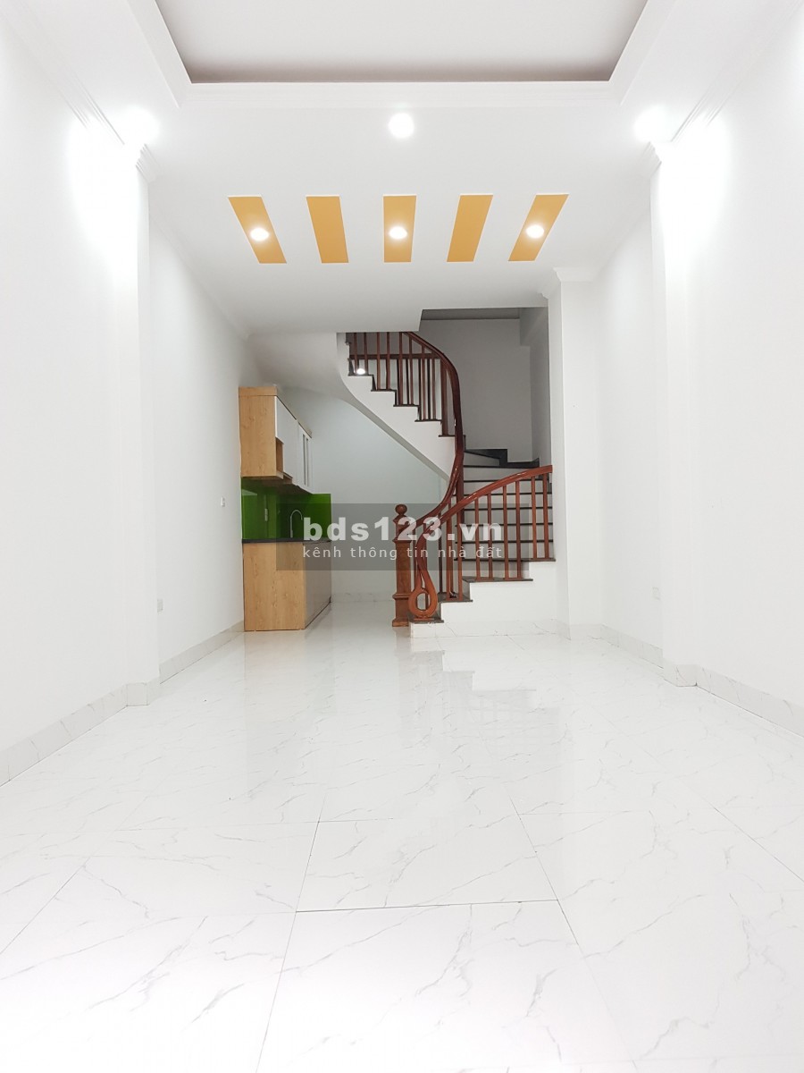 BÁN NHÀ PHỐ CHU HUY MÂN 52M x 5 TẦNG CÓ SÂN ĐỂ XE, TRƯỚC NHÀ THOÁNG