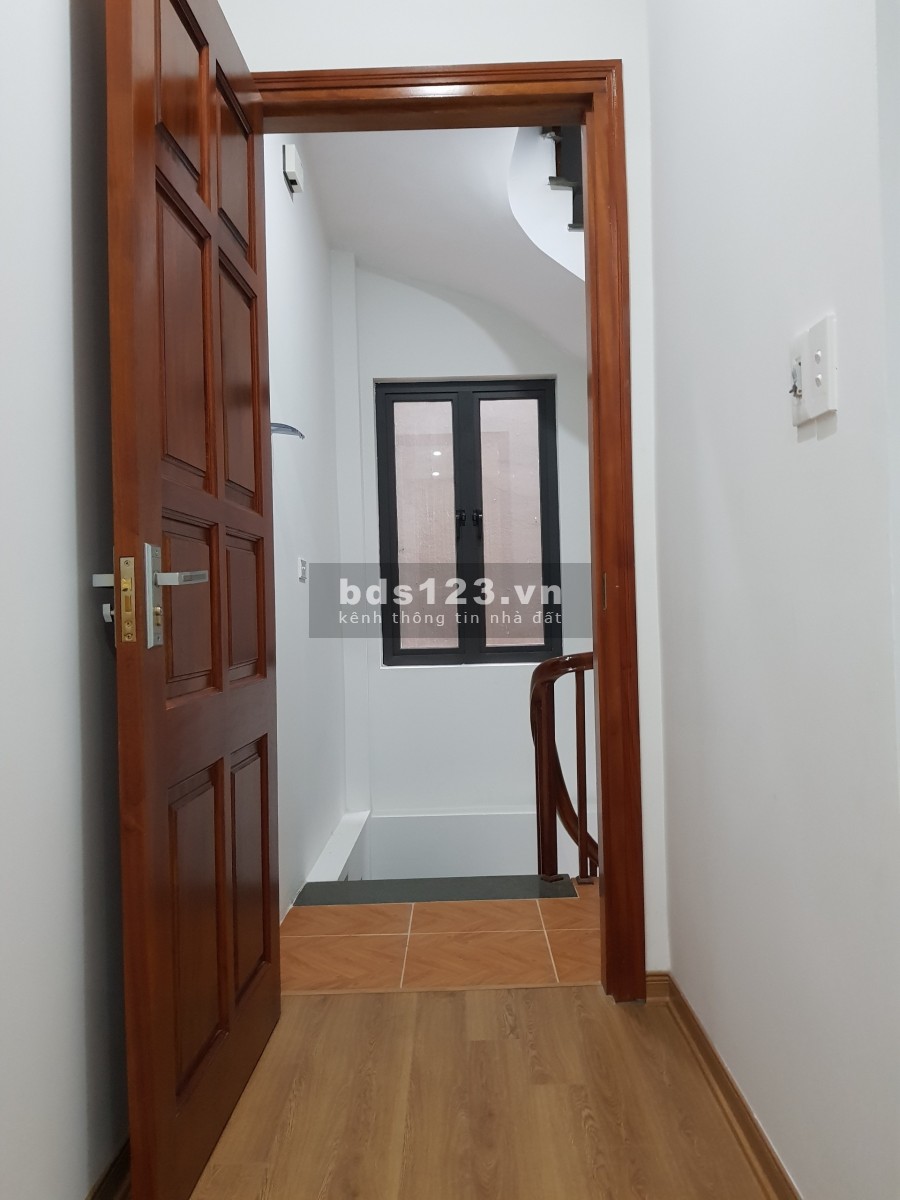 BÁN NHÀ PHỐ CHU HUY MÂN 52M x 5 TẦNG CÓ SÂN ĐỂ XE, TRƯỚC NHÀ THOÁNG
