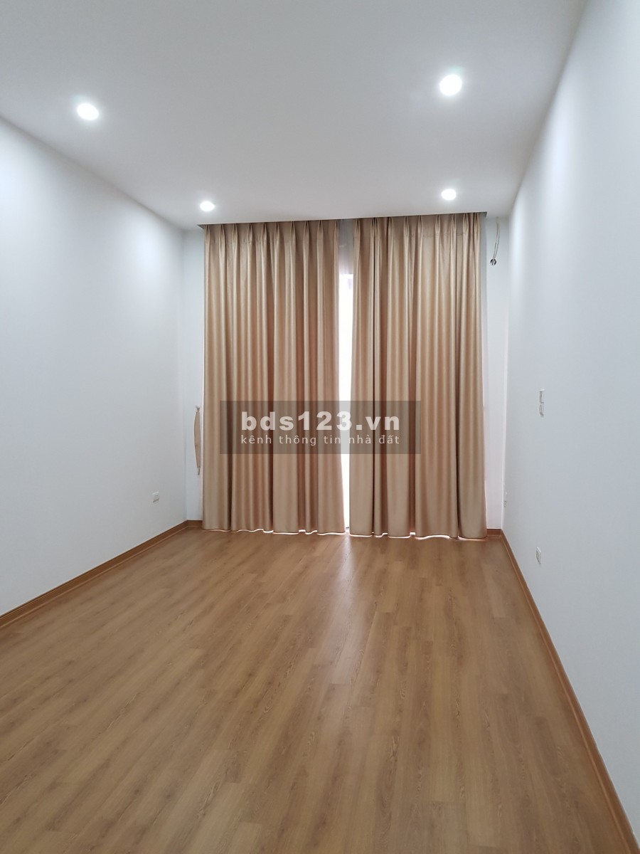 BÁN NHÀ PHỐ CHU HUY MÂN 52M x 5 TẦNG CÓ SÂN ĐỂ XE, TRƯỚC NHÀ THOÁNG