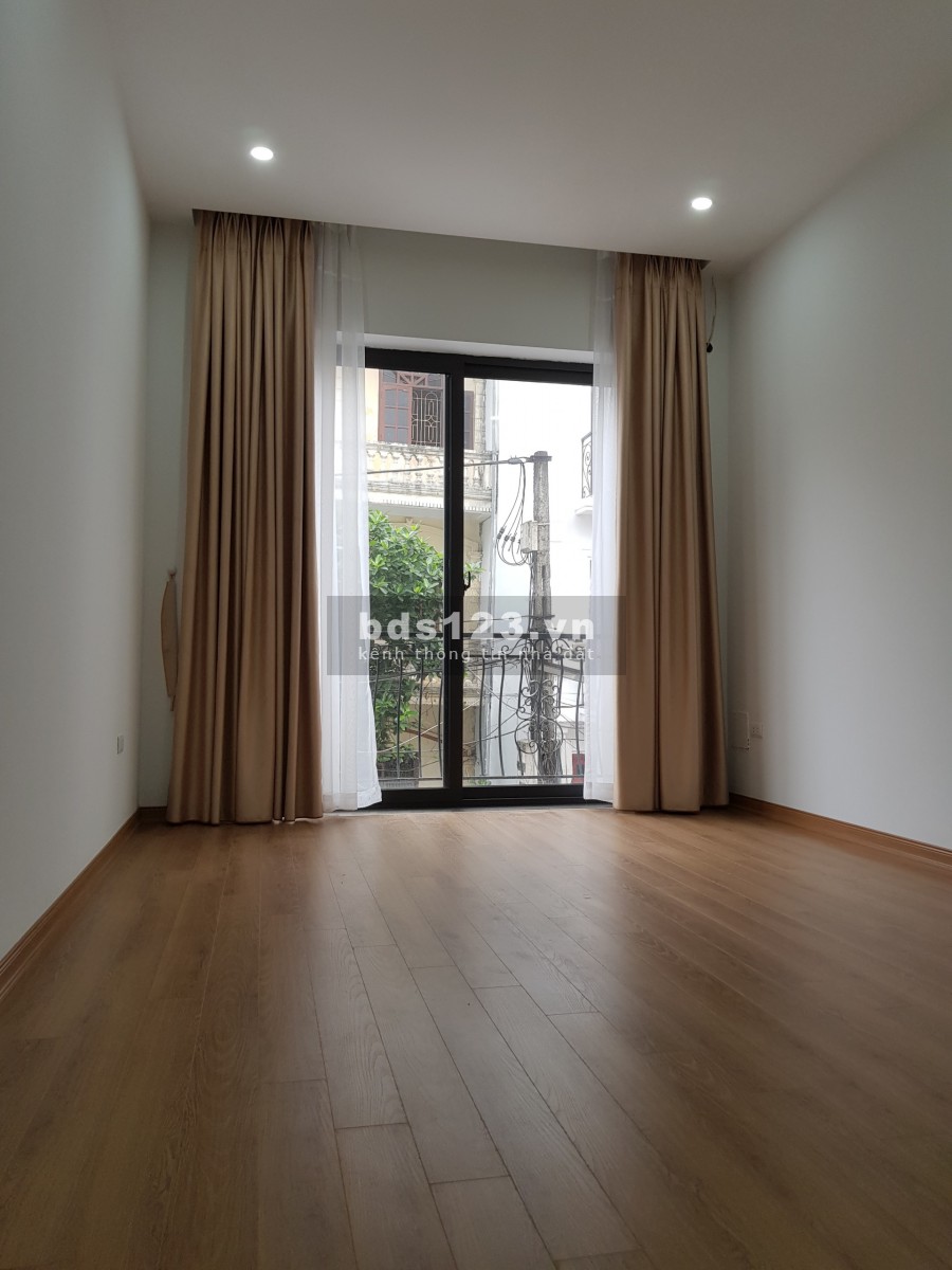 BÁN NHÀ PHỐ CHU HUY MÂN 52M x 5 TẦNG CÓ SÂN ĐỂ XE, TRƯỚC NHÀ THOÁNG