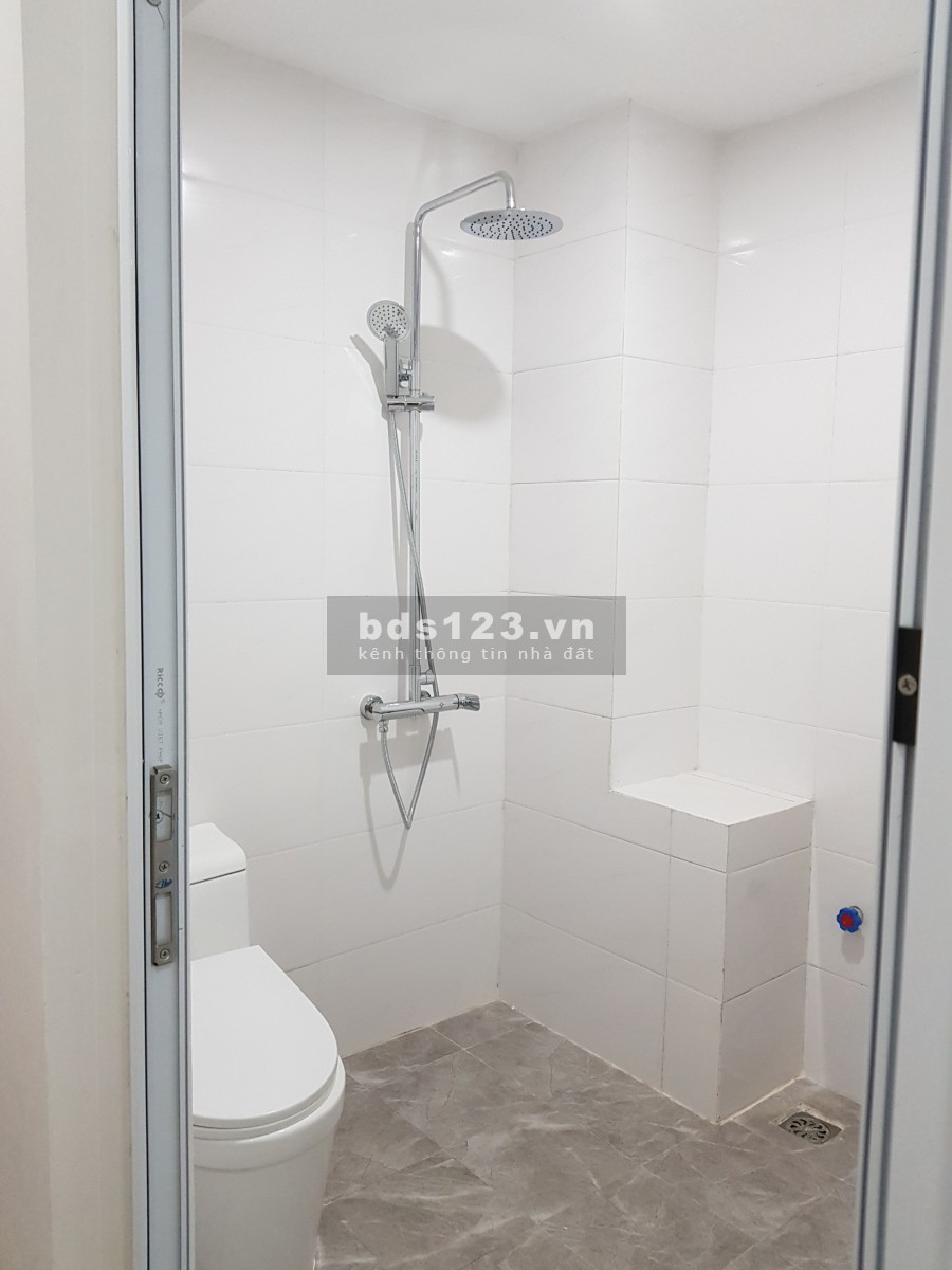 BÁN NHÀ PHỐ CHU HUY MÂN 52M x 5 TẦNG CÓ SÂN ĐỂ XE, TRƯỚC NHÀ THOÁNG