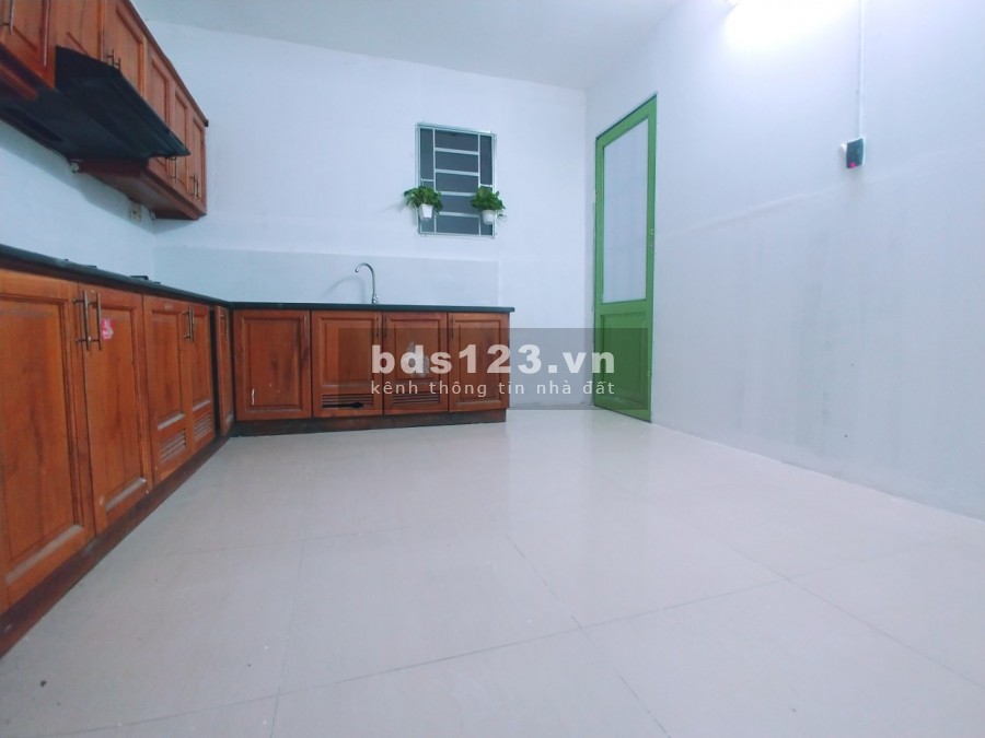 Phòng sạch sẽ mát mẻ, giờ giấc tự do ngay Trần Quang Diệu
