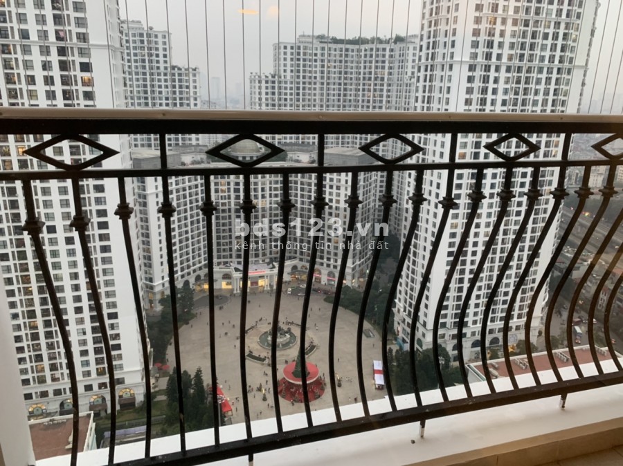 BQL cho thuê căn hộ chung cư cao cấp Royal City 1PN 2PN 3PN đồ cơ bản và full nội thất.LH:0344583847