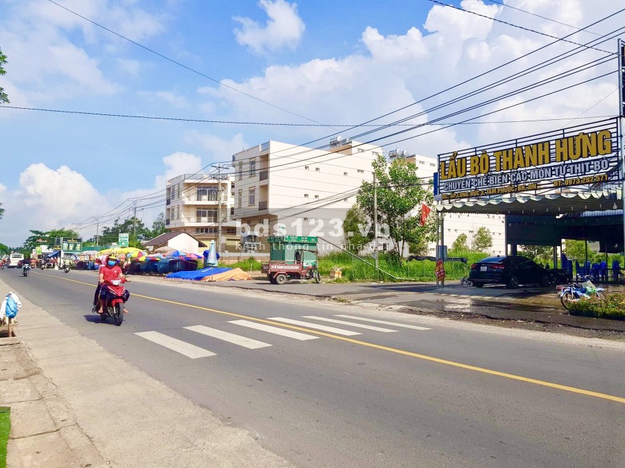 Bán lô đất biệt thự với 25m mặt tiền ngay sát Chợ Lục Quân. Gía siêu rẻ.