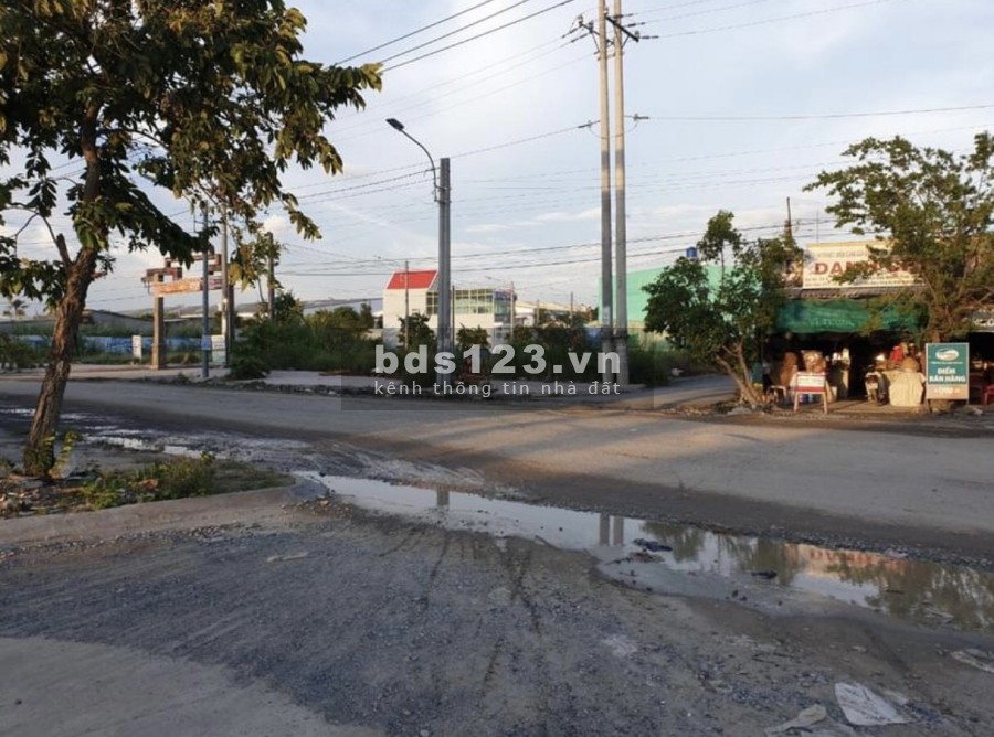 Bán gấp lô đất 125m2 giá rẻ, gần chợ Phú Lợi 2, mặt tiền 16m nhựa, SHR, tiện kd