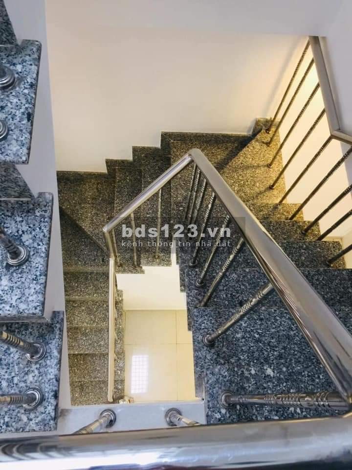 Nhà 1 trệt + 2 lầu 4 phòng ngủ giá 10.5tr hẻm 30 Lâm Văn Bền. Quận 7