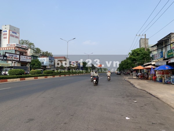 Bán lô đất nằm tiền nhựa nhà nước nằm ngay TTTP giá 3tr/m2, sổ công chứng ngay, dt 180m2 LH : 0975.779.138