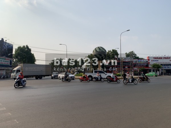Bán lô đất nằm tiền nhựa nhà nước nằm ngay TTTP giá 3tr/m2, sổ công chứng ngay, dt 180m2 LH : 0975.779.138