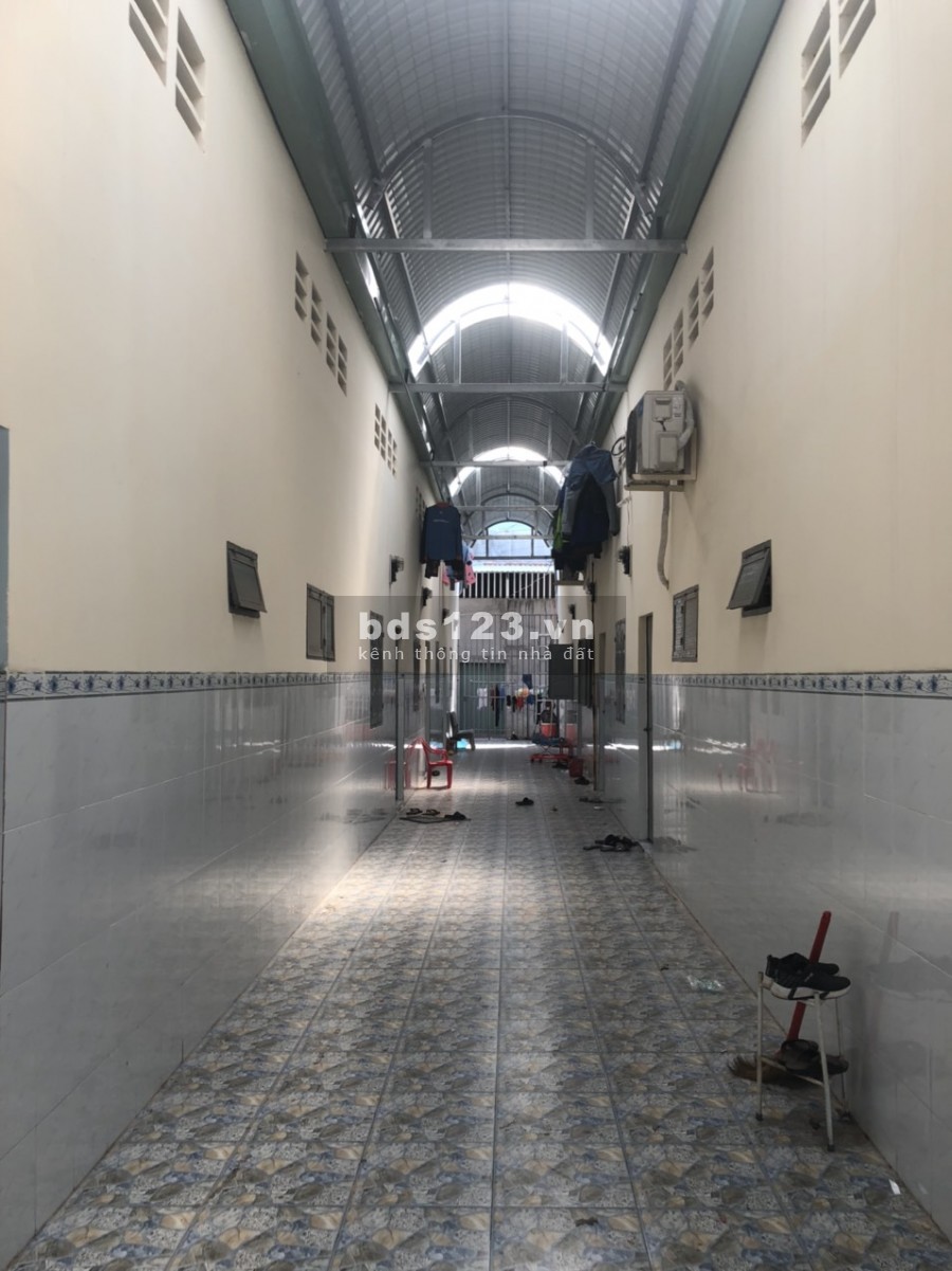 Do ở xa đi lại khó khăn nên muốn bán gấp 2 dãy nhà trọ 16 phòng + 2 kiot, đường dài, 16m, thông thoáng, sát QL13 , gần công ty, gần chợ