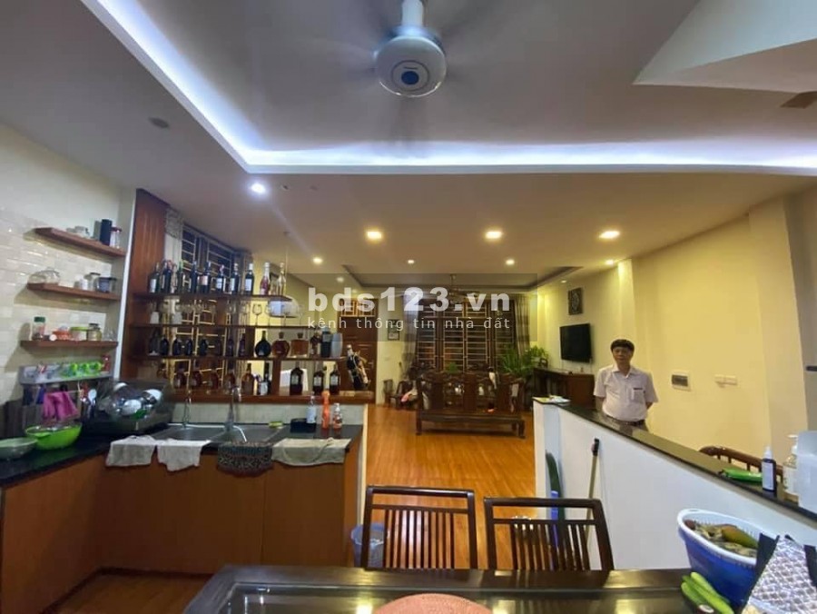 Bán nhà mặt phố Trần Quốc Hoàn. Vỉa hè, ô tô, KD. 250m2 MT25m nhỉnh 70 tỷ